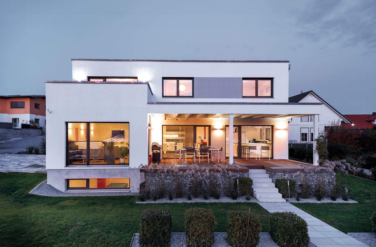 Modernes Fertighaus in ökologischer Holzbauweise im Bauhausstil bzw. Kubusstil