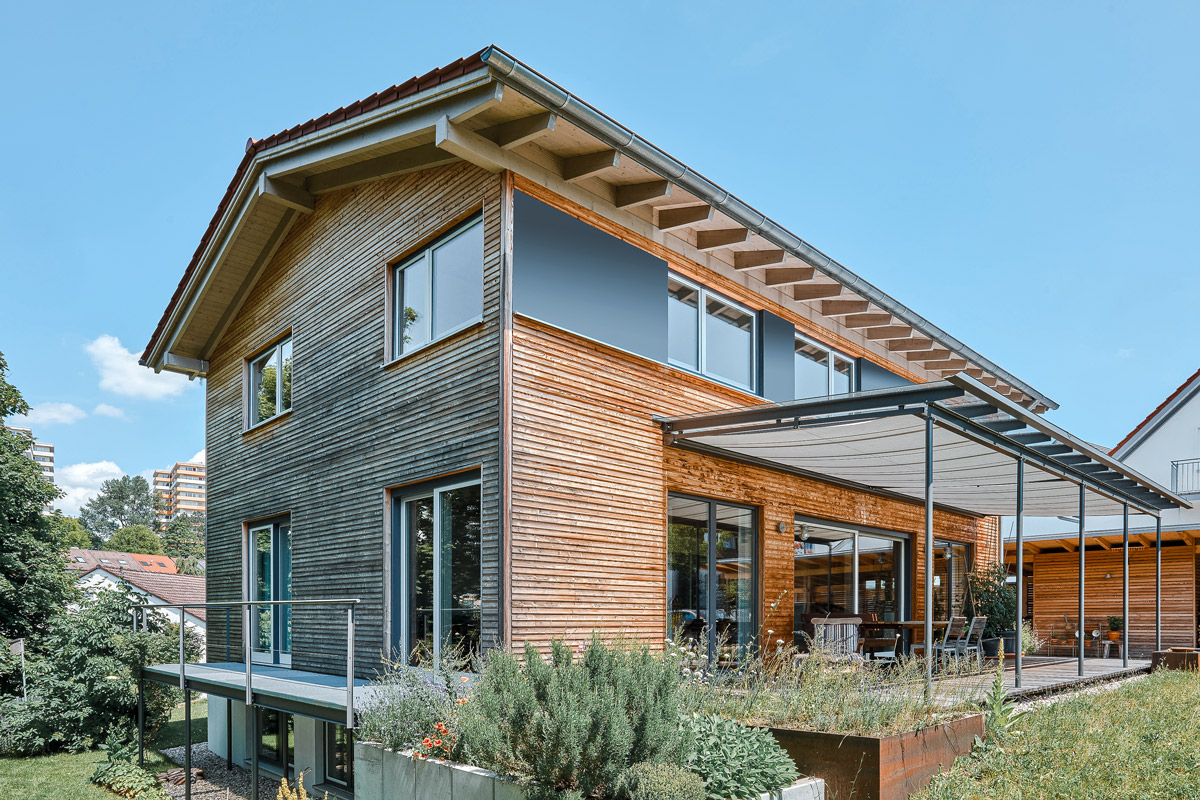 Moderne Holzfassade beim Kundenhaus Velden