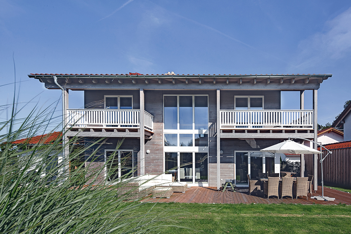 Holzhaus in Oberbayern mit großem Garten und Terrasse