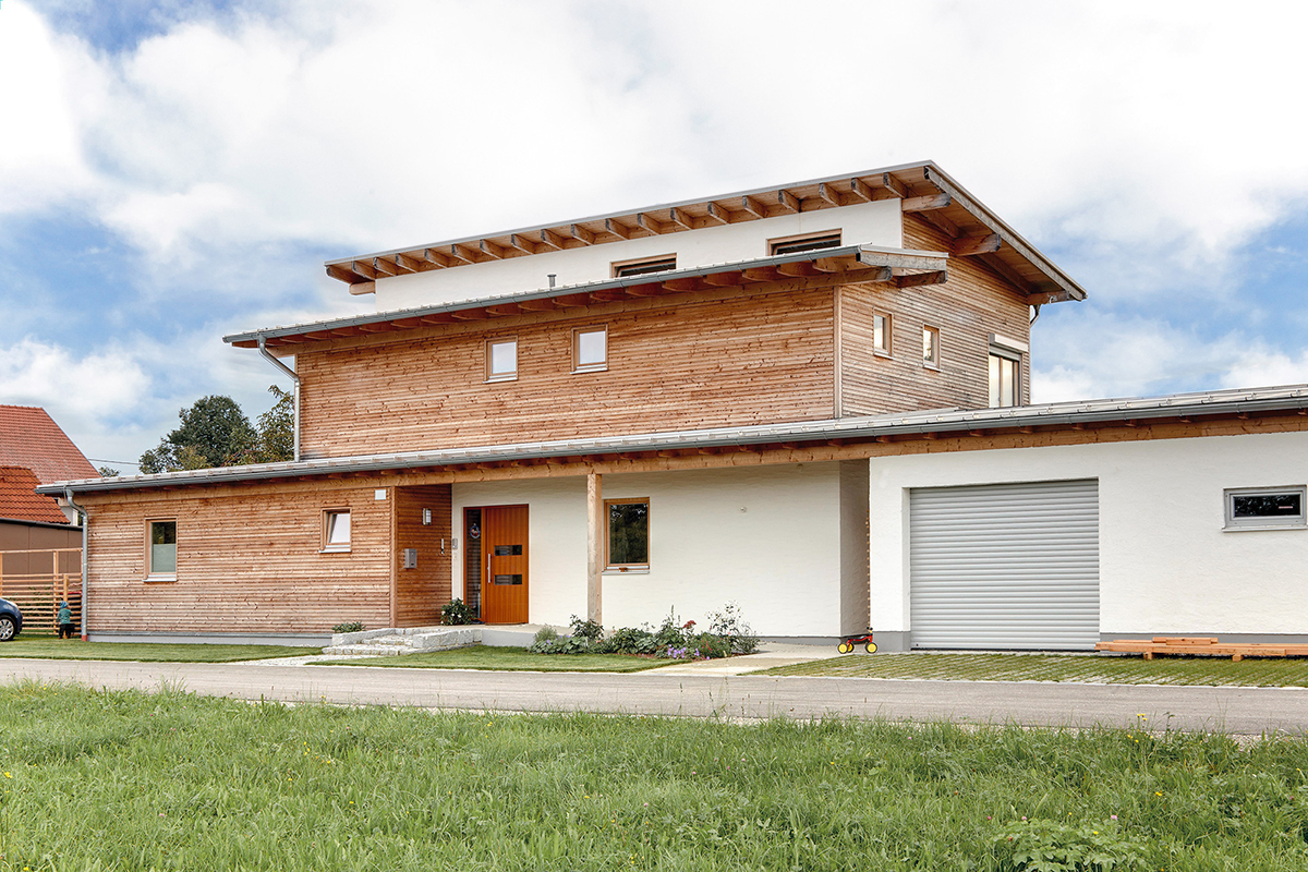 files/dateien/H%C3%A4user/Kundenh%C3%A4user/Attersee/Galerie/modernes-holzhaus-attersee-einfamilienhaus-mit-arztpraxis-garage-eingangsbereich-holz-putz-fassade.jpg